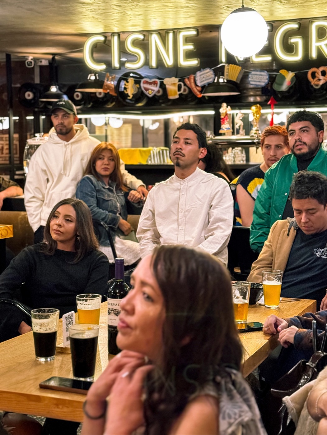 Público con cervezas durante la proyección y charla del documental Crudo